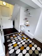 Chic 2BR Flat Moments From Central London