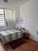lindo quarto e sala frente ao metrô Carioca 1503