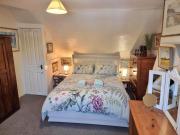 Canterbury - Sleeps 7 - Pet-Friendly with Garden