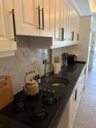 Bright Modern Flat - Pool & Garden Near Shops