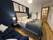 Hideaway, Private Garden, Free Parking, City Walk!