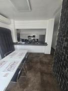 Departamento céntrico, moderno de 2 habitaciones frente al Estadio Modelo y coliseo, cerca del Aeropuerto de Guayaquil