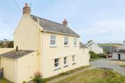 Charming Upper Solva Cottage by Beaches and Harbour