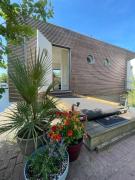 Newly renovated houseboat The Waterhouse