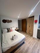 Studio Flat Close to Queen Square - Flat 3B