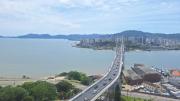 Vista única da ponte Hercílio Luz em Florianópolis