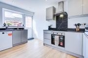 Modern 4 Bed Home with Driveway