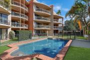 Steps from The Strand 2bed 2bath Riveria Retreat Pool & Castle Hill Views in Townsville