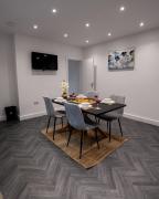 Black Friday Special! Modern Bright Two Bedroom City Centre Stay - Arboretum Retreats