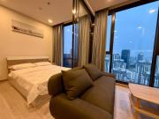 Peak Luxury Living with King Bed Golf Pool and Gym