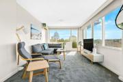 Brightly Renovated St Kilda Apt with Sea Views