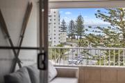 Top-Floor Ocean Views, BBQ, Walk to Snapper Rocks