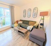 Spacious 3-Bedroom Royal Docks House with Fast Wi-Fi & Easy Access to ExCeL and Canary Wharf , Sleeps 6, Long stay deals for business and family deals!