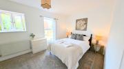 Spacious 3-Bedroom Royal Docks House with Fast Wi-Fi & Easy Access to ExCeL and Canary Wharf , Sleeps 6, Long stay deals for business and family deals!