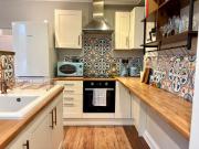 Stylish Cardiff Apartment with Free Parking