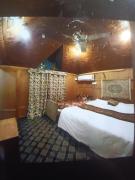 T luxury Heritage houseboat