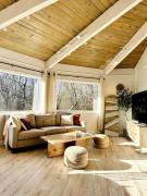 Round House with Mountain View and Hot Tub