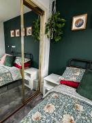 Double Rooms with Shared Bathroom Near The Shore and Tram