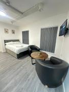 Train Station Spacious Apartments - Free Wifi, Netflix & Paid Parking Opposite