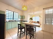 Bright, Stylish, and Secure Apt - Sleeps 4 w-Parking