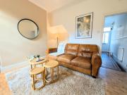 The Heritage Hideaway - King bed, Free parking, Walk to c-centre & Hospital