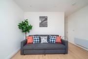 Elegant Ground Floor One Bed Apartment With Garden & King Size Bed Near Tube & Train Stations on Piccadily Line