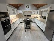 6 bed house, 4 bath house in Brickens