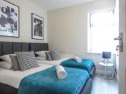 Tudors eSuites - Spacious 5 Bedroom House - #101R