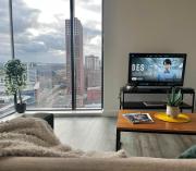 Stylish 18th-Floor City Penthouse - 4-Min Walk to Central Library - Gym - Netflix