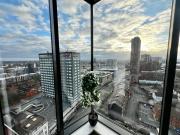 Stylish 18th-Floor City Penthouse - 4-Min Walk to Central Library - Gym - Netflix