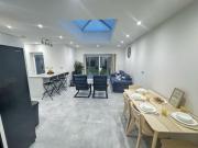 Spacious 5Bed CONTRACTOR DEALS Sleeps 10 FREE PARKING