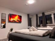 STN Royale Suite - Ferienwohnung mit 4 Schlafzimmer, 8 Big Beds, Parkplatz & Balkon, Highspeed WLAN, Netflix Premium, Zentral zu Audi & Schwarz Gruppe