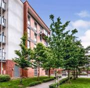 Stylish 2-Bed Apartment, Sleeps 6, Free Parking