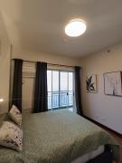Heaven45 - 2BR Spacious Condo with City View and Netflix near NAIA, MOA, Makati and Manila 4-6pax