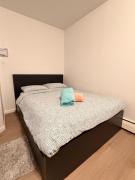 邻近地铁宽敞舒适明亮的大卧室3a