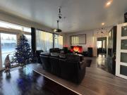 Moderni perhehuvila ulkoporealtaalla