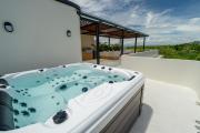 Balangan 4 bedrooms with rooftop and Jacuzzi