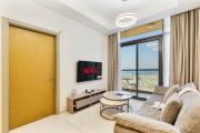 Serene 2BR with Canal Views, 7 Mins to Burj Khalifa