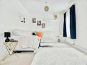 Modern 3-Bed plus Office - Walk to Bicester Village