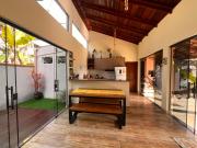 Casa da paz, você pode ir caminhando à praia