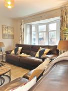 Ideal 4-bed home sleeps 7 - Nr Trafford Ctr & M60