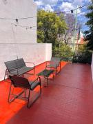 Departamento acogedor con balcón y vista a los árboles