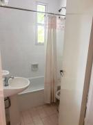 Departamento acogedor con balcón y vista a los árboles