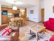 Appartement spacieux au pied des pistes avec balcon et parking couvert - FR-1-275-130