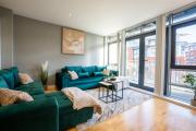 Leeds City Centre 2BR Apt w Balcony Sleeps 8