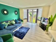 Central Three Bedroom Stay Near Beach & Town Centre - Free Parking - 5 Mins Walk to The Beach