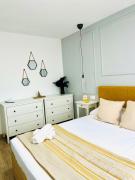 Central & Modern Apartment with Free Parking