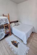 KITNET S2 em TORRES-RS - Na mais bela praia Gaúcha - Cozinha - Banheiro - Ar condicionado - TV smart 32 - Wi-Fi - Estacionamento - Anfitriã Superhost no BnB