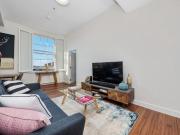 Inner-City apartment minutes walk to dining hubs