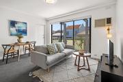 Cosy 1-Bed Balcony Unit in Quiet Street by Shops